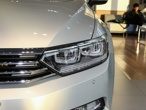 2018款330TSI DSG 豪华型 大灯
