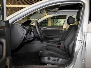 2018款330TSI DSG 豪华型 前排空间
