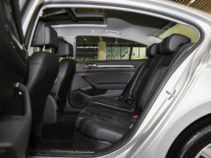 2018款330TSI DSG 豪华型 后排空间