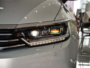 2018款330TSI DSG 尊贵型 大灯