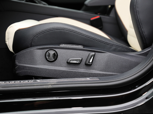 2018380TSI DSG Ş {{