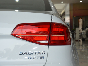 2018款180TSI DSG臻享型 尾灯