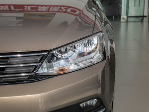 2018款1.6L 自动舒适型 大灯