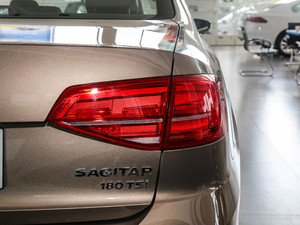 2018款1.6L 自动舒适型 尾灯