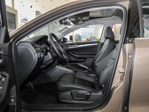2018款1.6L 自动舒适型 前排空间