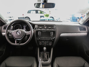 2018款1.6L 自动舒适型 内饰全景