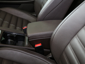 2018款2.0TSI 豪华型 中央扶手箱