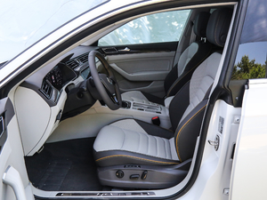 2019款380TSI 曜颜版 国V 前排空间