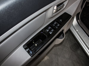 2015款1.4L 手动经济舱 主驾车窗控制区	