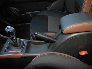 2016款1.5L 手动乐慧版 驻车制动器