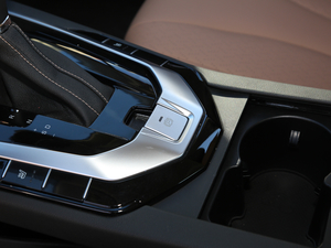 2018款1.5L CVT尊贵版 驻车制动器