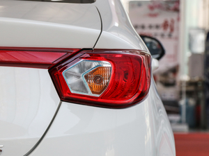 2018款1.5L 手动尊贵版 尾灯