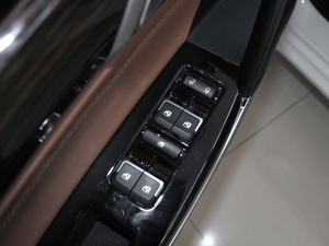 2018款1.5L 手动尊贵版 主驾车窗控制区	