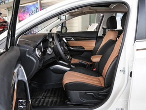 2018款1.5L 手动豪华版 空间座椅