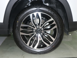 2018款1.5T 手动精英型 5座 轮圈