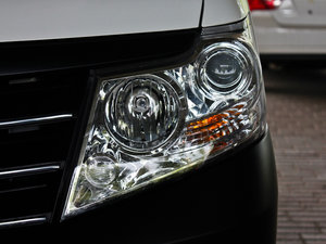 2011款1.5L 手动标准版 7座 大灯