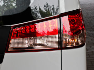 2011款1.5L 手动标准版 7座 尾灯