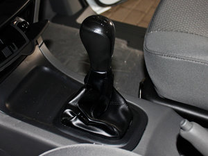 2011款1.5L 手动标准版 7座 换挡杆