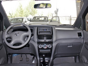 2011款1.5L 手动标准版 7座 内饰全景