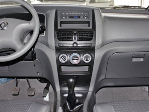 2011款1.5L 手动标准版 7座 中控台