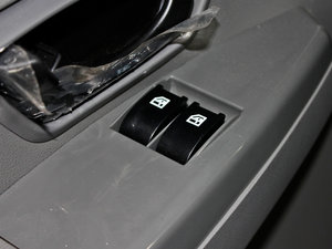 2011款1.5L 手动标准版 7座 主驾车窗控制区	