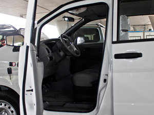 2011款1.5L 手动标准版 7座 前排空间