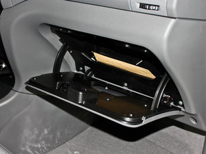 2011款1.5L 手动标准版 7座 手套箱