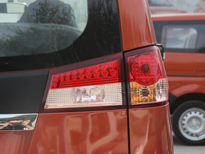 2013款1.5L 手动舒适版 7座 国V 尾灯
