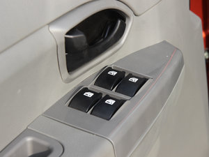2013款1.5L 手动舒适版 7座 国V 主驾车窗控制区	