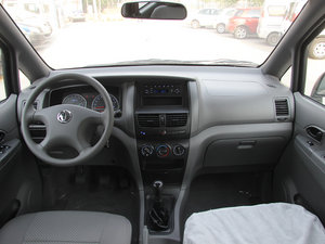 2013款1.5L 手动舒适版 7座 国V 内饰全景