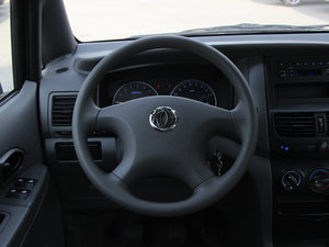 2013款1.5L 手动舒适版 7座 国V 方向盘