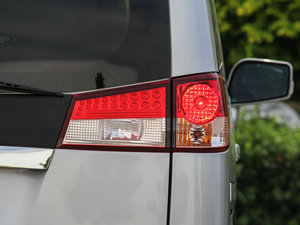 2014款1.6L 手动豪华型7座 国IV  尾灯