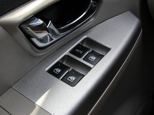 2014款1.6L 手动豪华型7座 国IV  主驾车窗控制区	