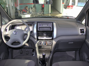 2014款1.6L 手动舒适型7座 国V  内饰全景