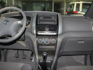 2014款1.6L 手动舒适型7座 国V  中控台