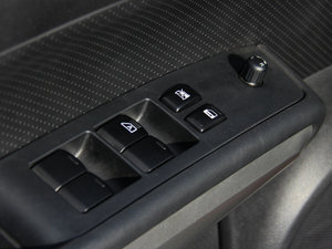 2015款2.0L CVT四驱梦想版 主驾车窗控制区	