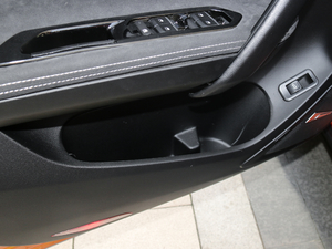 2019款1.6T 运动版 前门储物空间