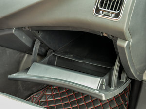 2016款1.5T CVT旗舰型 手套箱