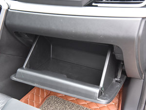 2017款1.6L 手动豪华型 手套箱