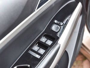 2017款1.6L 手动豪华型 主驾车窗控制区	