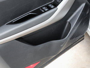 2017款1.6L 手动尊贵型 前门储物空间