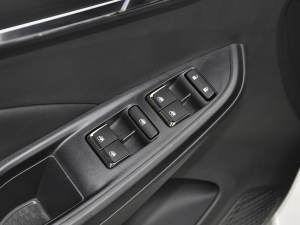 2021款1.6L 手动豪华型 主驾车窗控制区	