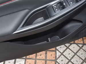 2021款1.6L CVT尊享型 前门储物空间