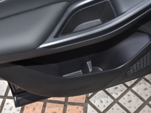 2021款1.6L CVT尊享型 后门储物空间