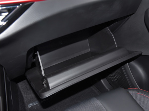 2021款1.6L CVT尊享型 手套箱