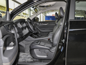 2021款1.5T 手动豪华型 7座 前排空间