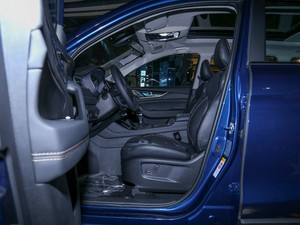 2021款1.5T 自动旗舰型 7座 前排空间