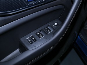2021款1.5T 自动旗舰型 7座 主驾车窗控制区	