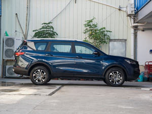 2021款1.5T 手动精英型 7座 整体外观