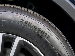 2021款1.5T 手动精英型 7座 轮胎尺寸